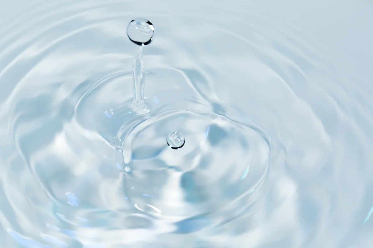 水面に落ちる透明な水滴